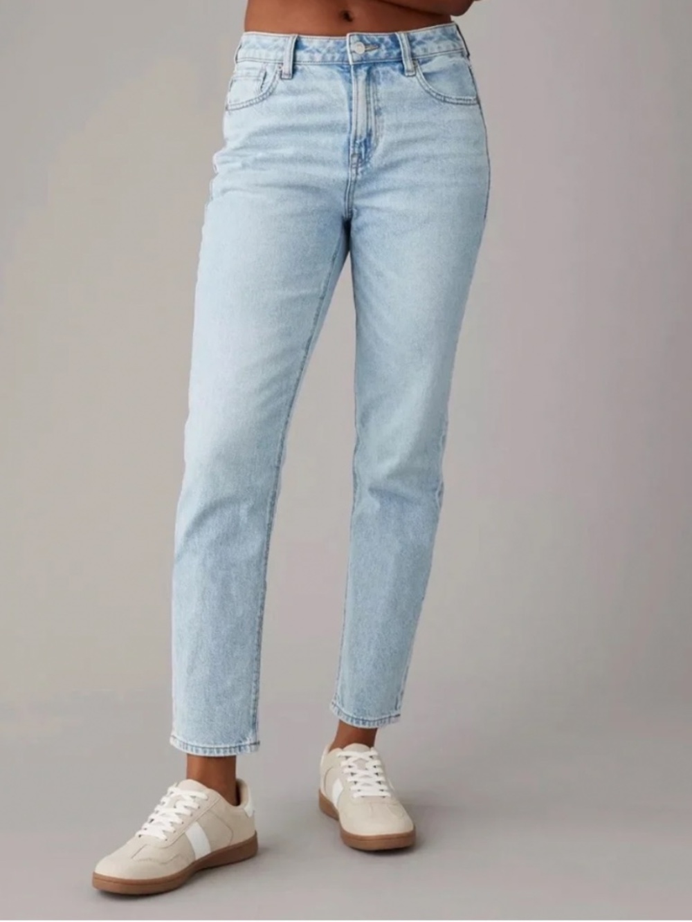 American Eagle strigid mom jeans - light wash